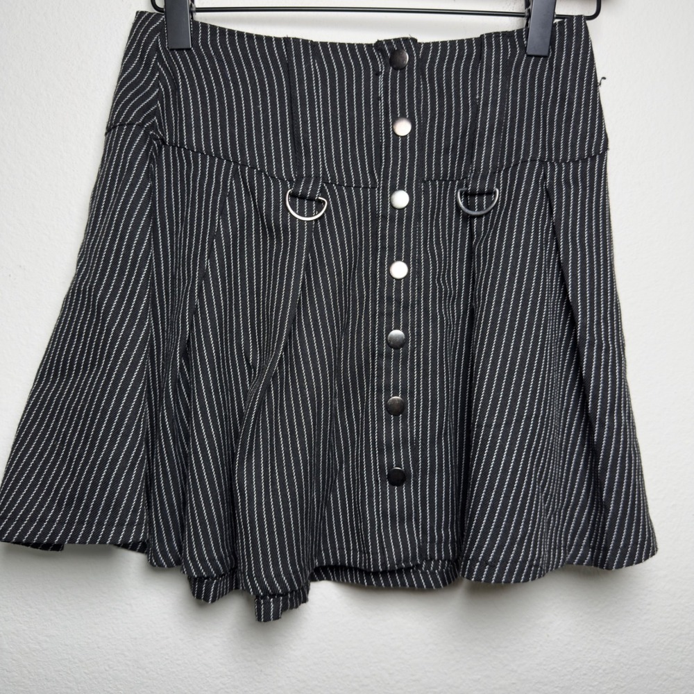 Hot Topic Women Grunge Skirt XS Black Pinstripe Pleated Mini D-Ring Button Front - Picture 2 of 9